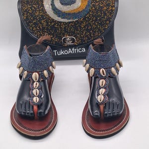 Handgefertigte Kaurimuschel-Sandalen und perlenbesetzte Leder-Clutch – Statement-Schuhe und Handtasche für Damen.