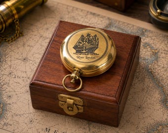 Brújula de bolsillo vintage de latón – Barco grabado, Ross London, caja de madera