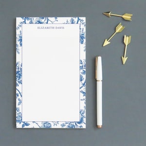 Bloco de notas e envelopes personalizados clássicos, papel de papelaria Chinoiserie azul, bloco de notas com borda floral com nome, estacionário elegante, NP425