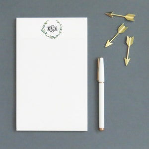 Bloc de notas monograma personalizado con corona, bloc de notas botánicas de acuarela, papel estacionario para escribir cartas, 3 monogramas iniciales NP402