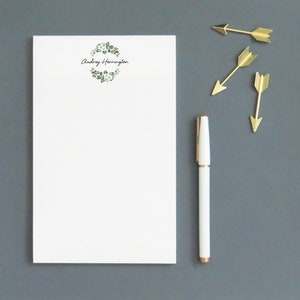 Bloc de notas estacionario personalizado con corona de acuarela para mujeres, papelería para escribir cartas botánicas, elegante bloc de notas personalizado con nombre NP409