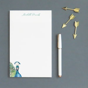 Personalisierter Briefpapier-Notizblock für Frauen, farbenfroher Pfau-stationäre Notizblöcke und Umschlag, Aquarell-Notizblock mit Namen, Vögel, NF441