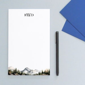 Blocos de notas de monograma personalizados, bloco de notas de paisagem de montanha em aquarela, conjunto de escrita de letras personalizado, papel de papelaria florestal, 3 iniciais NP396