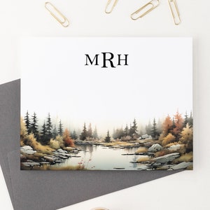 Personalisierte Monogramm-stationäre Karten und Umschläge, gefaltete Anmerkungskarten, Fluss-Aquarellwald-Briefpapier, 3 Initialen, Waldland MS075