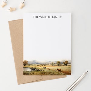 Familie personalisierte stationäre, flache Grußkarten mit Umschlägen, Bauernhof Grußkarten, Aquarell Landschaft Grußkarten, Familie Nachname, Kühe FS046