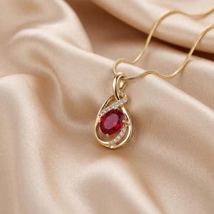 Halsband med hänge i 14K guldpläterat silver, handgjorda smycken, rött rubin och diamanter