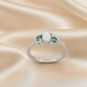 Elegant Halo-ring för kvinnor med opal och smaragd, 14 karat guldpläterad silver