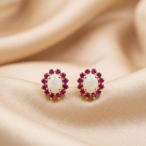 Eleganti orecchini a lobo da donna con opale e rubino con pavé di diamanti, in argento placcato oro 14 carati.