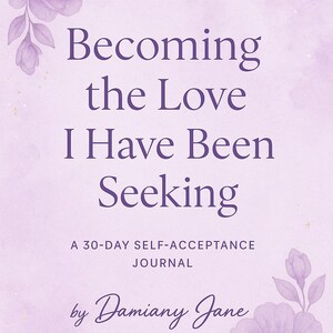 Può includere: Copertina di diario con un morbido sfondo acquerello viola e accenti floreali. Il titolo "Becoming the Love I Have Been Seeking" è in uno script viola scuro. Il diario è una guida all'autoaccettazione di 30 giorni, di Damiany Jane.