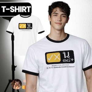 Puede incluir: Camiseta blanca con ribete negro y un diseño gráfico. El diseño incluye un cuadro amarillo con una marca de verificación y el texto "น ๑๘+". Debajo, el texto "BL 18+ for Emotionally Unstable but Worth It".