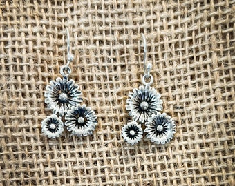 Boucles d'oreilles moyennes en argent sterling avec grappe de fleurs