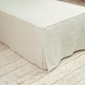 Jupe de lit en lin avec coin semi-ouvert en cordon - Jupe de lit sur mesure à volants en lin naturel avec plis d&#39;angle - Fabriqué sur commande dans toutes les tailles