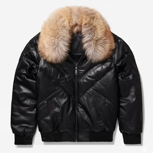 Puede incluir: Chaqueta bomber de cuero negro con cuello de piel marrón. La chaqueta tiene cierre de cremallera, dos bolsillos delanteros y puños y dobladillo de canalé. El diseño de la chaqueta presenta un patrón acolchado.