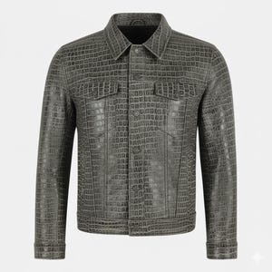 Peut inclure: Veste grise texturée avec une fermeture boutonnée, deux poches de poitrine et un col. La veste présente un motif peau de crocodile et des manches longues avec des poignets boutonnés. Style classique de veste en jean.
