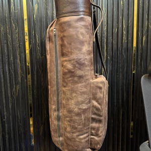 Op de afbeelding: Een set van drie keramische mokken met een gespikkelde, matte afwerking. De mokken zijn in crème, lichtgrijs en donkergrijs. Elke mok heeft een eenvoudig, minimalistisch ontwerp, perfect voor koffie of thee.