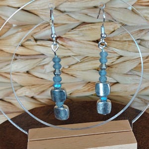 Mångsidiga örhängen i rökblått med metallpärlor