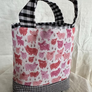 Piggy gift tote with tiny checkered boxed bottom and checkered handles and interior lining. Adorable pink piggy patterning baby shower