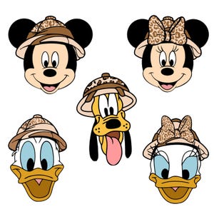 Puede incluir: Una colección de caras de personajes de dibujos animados, incluyendo Mickey Mouse, Minnie Mouse, Donald Duck, Daisy Duck y Pluto. Cada personaje lleva un sombrero de estilo safari con estampado de leopardo marrón y beige.