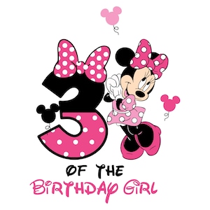 Puede incluir: Gr&aacute;fico de Minnie Mouse con lazo y vestido de lunares rosas, y un gran n&uacute;mero 3 en lunares negros y rosas. El texto "OF THE BIRTHAY GIRL" est&aacute; debajo del n&uacute;mero.