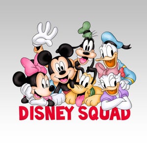 Può includere: Illustrazione colorata dei personaggi Disney: Topolino, Minnie, Pippo, Paperino, Paperina e Pluto. Il testo "DISNEY SQUAD" è in rosso in basso. I personaggi sorridono e sembrano amichevoli.