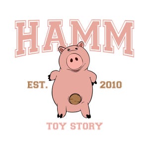 K&ouml;nnte beinhalten: Ein rosa Cartoon-Schwein, Hamm, aus Toy Story, steht mittig auf wei&szlig;em Hintergrund. Das Wort "HAMM" w&ouml;lbt sich in rosa Buchstaben &uuml;ber dem Schwein. Darunter ist "TOY STORY" gedruckt, mit "EST. 2010" auf beiden Seiten.