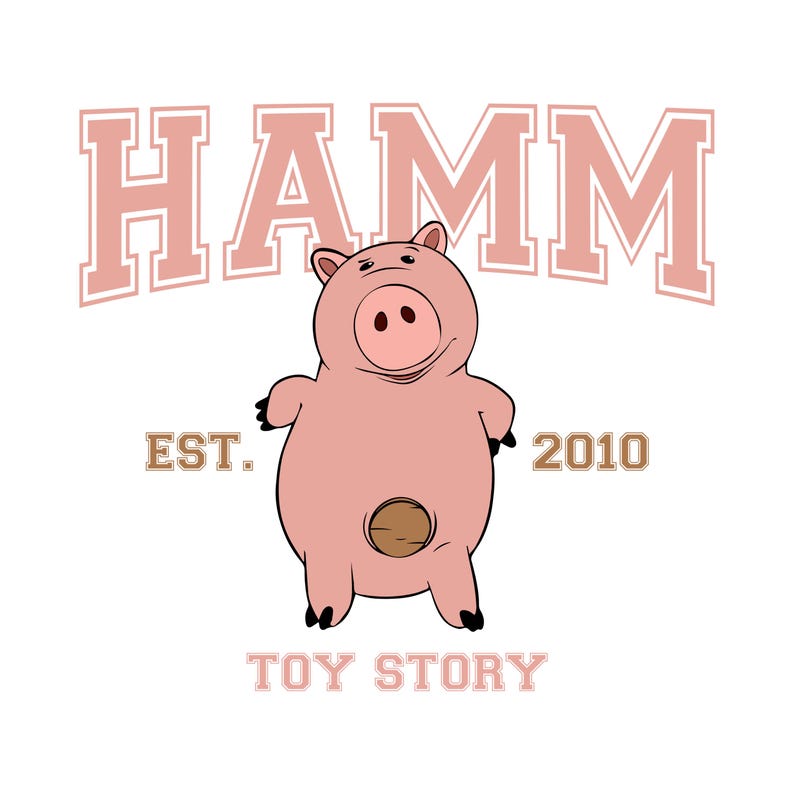 K&ouml;nnte beinhalten: Ein rosa Cartoon-Schwein, Hamm, aus Toy Story, steht mittig auf wei&szlig;em Hintergrund. Das Wort "HAMM" w&ouml;lbt sich in rosa Buchstaben &uuml;ber dem Schwein. Darunter ist "TOY STORY" gedruckt, mit "EST. 2010" auf beiden Seiten.