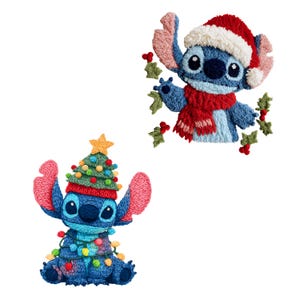 Könnte beinhalten: Zwei gestickte Aufnäher mit der Figur Stitch. Einer von Stitch trägt einen Weihnachtsmannhut und einen roten Schal, umgeben von Stechpalmen. Der andere Stitch trägt einen Weihnachtsbaumhut und Lichterketten.