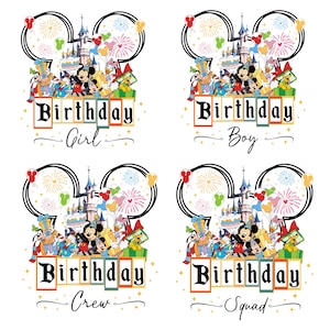 Op de afbeelding: Vier kleurrijke verjaardagsontwerpen met Mickey Mouse en vrienden. Elk ontwerp bevat de tekst "Birthday" en een ander woord: "Girl", "Boy", "Crew" en "Squad". De ontwerpen staan tegen een witte achtergrond met vuurwerk en ballonnen.