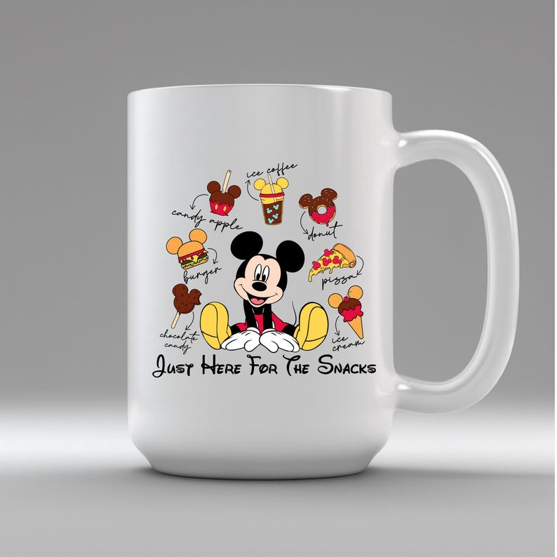 Puede incluir: Taza de cer&aacute;mica blanca con Mickey Mouse e ilustraciones de snacks como una manzana caramelizada, hamburguesa y pizza. El texto "Just Here For The Snacks" est&aacute; debajo. Un dise&ntilde;o divertido con tem&aacute;tica de comida.