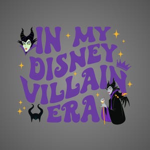 Puede incluir: Gr&aacute;fico gris con el texto morado "IN MY DISNEY VILLAIN ERA", con ilustraciones de Mal&eacute;fica y otros elementos villanos. El dise&ntilde;o incluye estrellas y una corona.