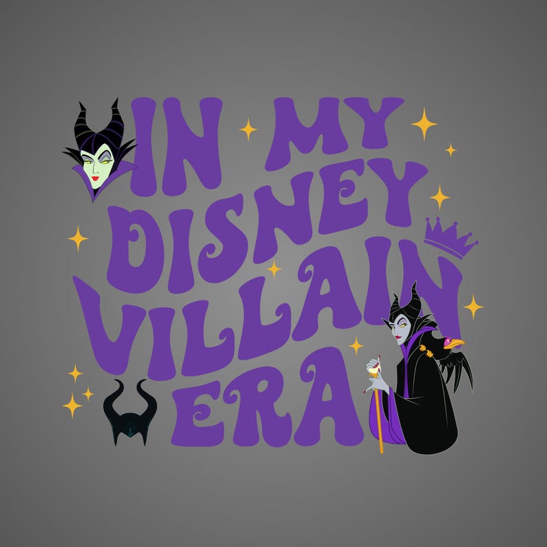 Puede incluir: Gr&aacute;fico gris con el texto morado "IN MY DISNEY VILLAIN ERA", con ilustraciones de Mal&eacute;fica y otros elementos villanos. El dise&ntilde;o incluye estrellas y una corona.