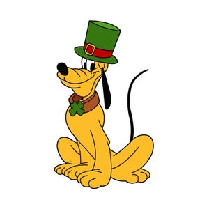 Puede incluir: Ilustración de dibujos animados de Pluto, un perro amarillo, con un sombrero de copa verde con una banda y hebilla rojas. Tiene un collar marrón con un trébol verde. El perro está sentado con una cola negra.