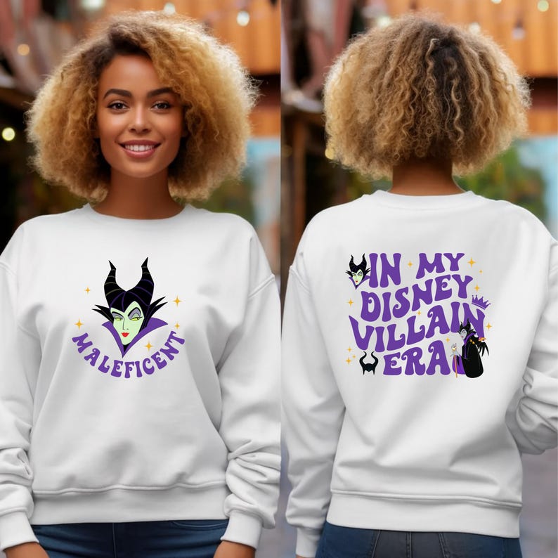 Puede incluir: Sudadera blanca con un gr&aacute;fico de Mal&eacute;fica y la palabra "Mal&eacute;fica" en la parte delantera. La parte trasera de la sudadera tiene el texto "In My Disney Villain Era" con un gr&aacute;fico de Mal&eacute;fica.