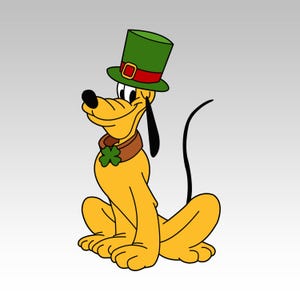 Puede incluir: Ilustración de dibujos animados de Pluto, un perro amarillo, con un sombrero de copa verde con una banda y hebilla rojas. Tiene un collar marrón con un trébol verde. Pluto está sentado con una sonrisa.