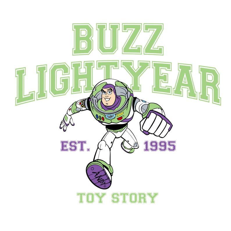 K&ouml;nnte beinhalten: Grafik von Buzz Lightyear aus Toy Story in Laufpose. Das Bild zeigt Buzz in seinem charakteristischen gr&uuml;nen, wei&szlig;en und lila Raumanzug. Der Text "BUZZ LIGHTYEAR" ist dar&uuml;ber gew&ouml;lbt, mit "EST. 1995" und "TOY STORY" darunter.