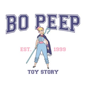 K&ouml;nnte beinhalten: Grafik mit Bo Peep aus Toy Story. Der Text "BO PEEP" steht in blauer Schrift &uuml;ber der Figur. Darunter steht "TOY STORY". Der Text "EST. 1999" ist rosa.
