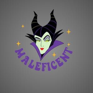 Puede incluir: Ilustraci&oacute;n de Mal&eacute;fica con cuernos negros, una cara verde y un cuello morado. La palabra "Mal&eacute;fica" est&aacute; escrita en escritura morada debajo del personaje, con estrellas amarillas a cada lado. El fondo es gris.