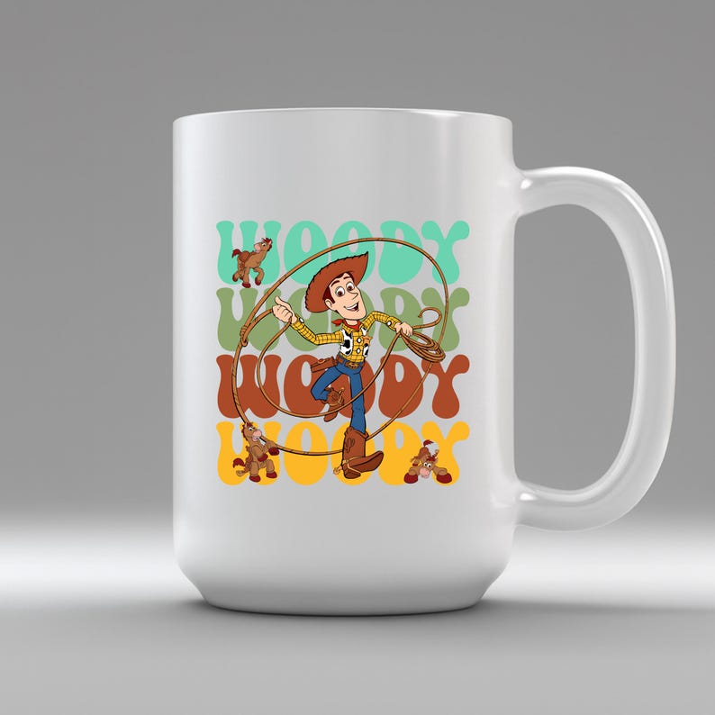 Puede incluir: Taza de cer&aacute;mica blanca con un gr&aacute;fico colorido del personaje Woody de Toy Story. Woody est&aacute; representado con un atuendo de vaquero, sosteniendo un lazo, con la palabra "Woody" en fuente retro. La taza tiene un asa grande.
