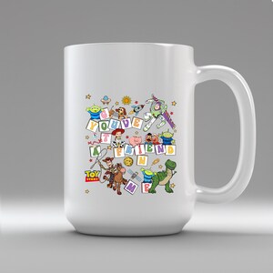 Puede incluir: Taza de cer&aacute;mica blanca con un gr&aacute;fico colorido de personajes de la pel&iacute;cula animada "Toy Story". El dise&ntilde;o incluye la frase "You've Got a Friend in Me" con im&aacute;genes de Woody, Buzz Lightyear y otros personajes.