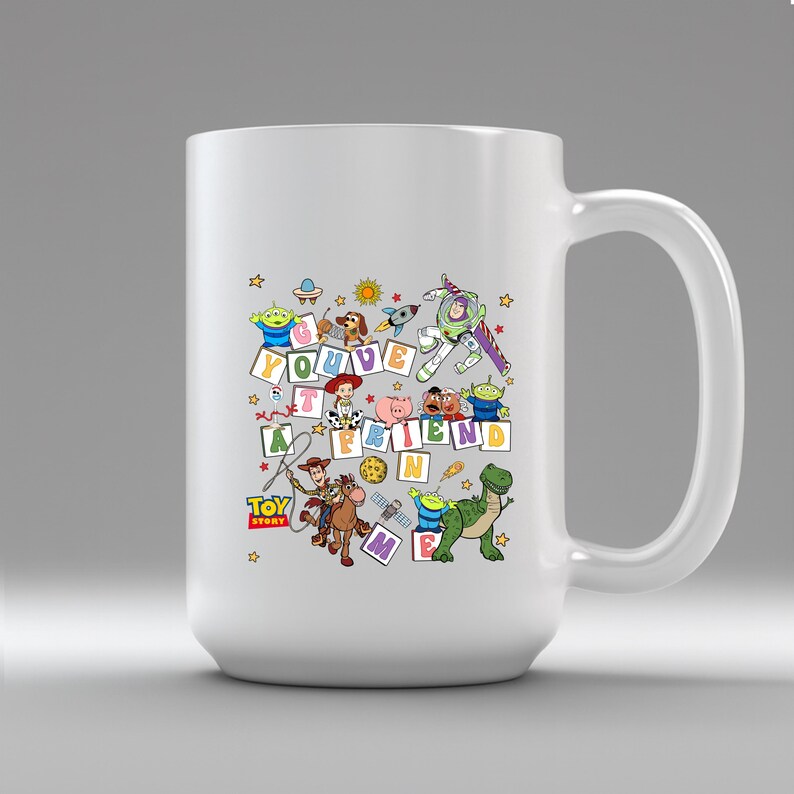 Puede incluir: Taza de cer&aacute;mica blanca con un gr&aacute;fico colorido de personajes de la pel&iacute;cula animada "Toy Story". El dise&ntilde;o incluye la frase "You've Got a Friend in Me" con im&aacute;genes de Woody, Buzz Lightyear y otros personajes.