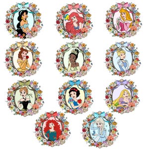 Può includere: Una collezione di ritratti incorniciati di principesse Disney, ciascuno circondato da una ghirlanda floreale e un fiocco decorativo. Le principesse sono raffigurate nei loro abiti iconici, con una varietà di tonalità della pelle e colori di capelli. I ritratti sono su sfondo bianco.