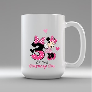 Puede incluir: Taza de cer&aacute;mica blanca con un dise&ntilde;o de Minnie Mouse con un lazo y un vestido de lunares rosas. El n&uacute;mero 3 es en negro y rosa, con el texto "OF THE BIRTHDAY GIRL". Un regalo de cumplea&ntilde;os divertido.