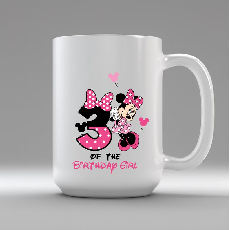 Puede incluir: Taza de cer&aacute;mica blanca con un dise&ntilde;o de Minnie Mouse con un lazo y un vestido de lunares rosas. El n&uacute;mero 3 es en negro y rosa, con el texto "OF THE BIRTHDAY GIRL". Un regalo de cumplea&ntilde;os divertido.