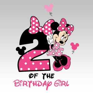 Pode incluir: Gráfico da Minnie Mouse com laço e vestido de bolinhas rosa, e um grande número 2 em bolinhas pretas e rosas. O texto "OF THE BIRTHAY GIRL" está abaixo do número.