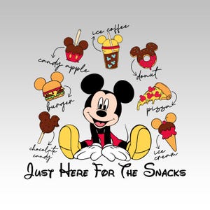 Puede incluir: Ilustraci&oacute;n de Mickey Mouse con snacks: manzana caramelizada, caf&eacute; helado, hamburguesa, donut, pizza, bomb&oacute;n de chocolate y helado. Texto: "Just Here For The Snacks."