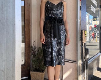 Vestido midi plateado de lentejuelas de los 80