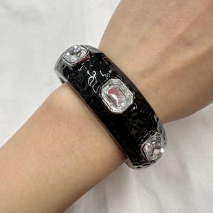 ヴィンテージ風ブラックエナメルヒンジ付きバングルブレスレット｜ファセットクリスタル入りステートメントカフ｜グラマラスなアールデコスタイル