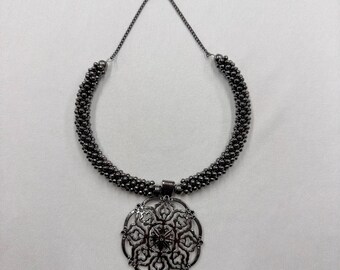Gargantilla vintage de mandala color gris plomo / Gargantilla bohemia gótica con cuentas / Collar llamativo ajustable / Joyería con colgante de plata oscura