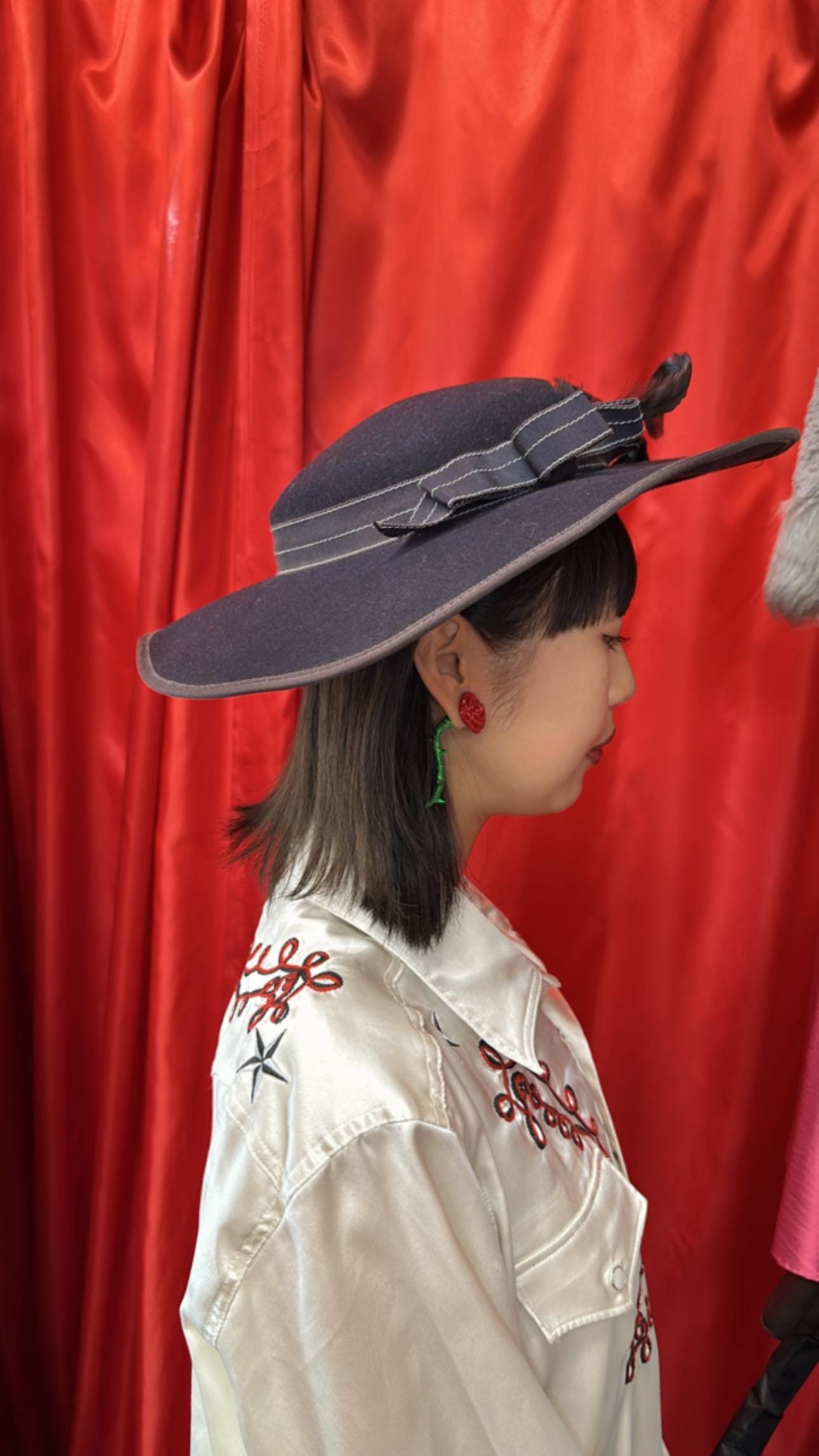 MARVELOUS 1940s\' NAVY FELT HAT WITH RED AND BLACK FEATHERS Red Feather Band Wool Cowboy Hat – Animo Hat & Apparel main image 3