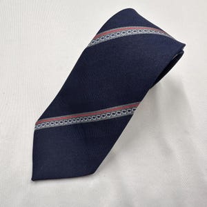 Vintage marinblå slips med röda och grå geometriska ränder Retro 80-90-talsslips